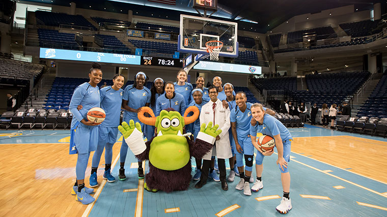 Remoc and the Chicago Sky team on the basketball court