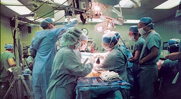 The surgical team removing Teri Smith's left liver lobe for transplantation into her daughter Alyssa that same day.